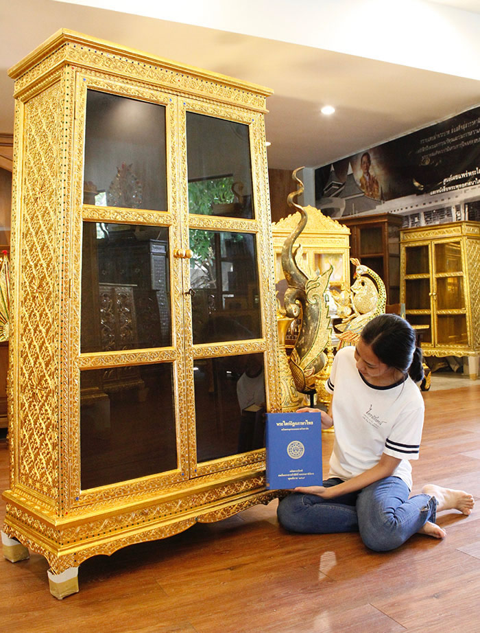 ตู้พระไตรปิฎกไม้สักทรงสี่เหลี่ยมคางหมูเดินลายเส้นทอง ลงรักปิดทอง สำหรับ หนังสือพระไตรปิฎก 45 เล่มภาษาไทย